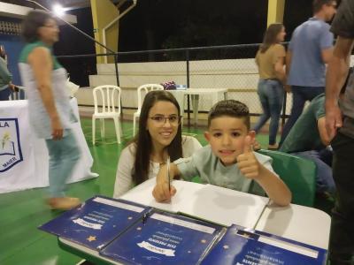 Noite de AutÃ³grafos dos alunos do Jardim 2 da Escola AluÃ­sio Maier foi um verdadeiro sucesso